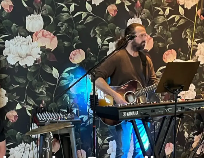 James Richard Solo live performance